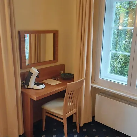 Villa, 25, Ez